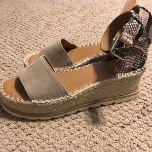 Universal Threads NWOT espadrilles sandals size 8.5 Snake print